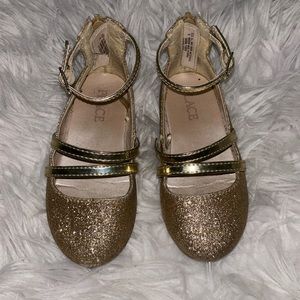 Children’s place girls gold flats zip up used once in great condition SIZE 8